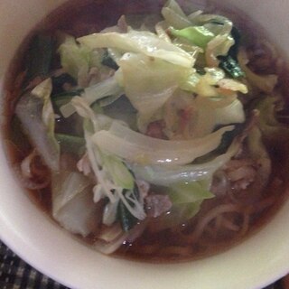 豚肉とキャベツと小松菜と玉ねぎのしょうゆラーメン。